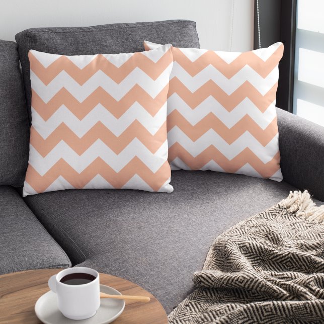 Trendig Modern Pastel Peach Chevron Kudde (Skapare uppladdad)