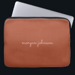 Trendig Monogram | Bränd Orange    skript Namn Laptop Fodral<br><div class="desc">Ett monogram för snyggtens anpassningsbar i handskrivet typsnitt i avslappnad i trendiget bränd orange och .</div>