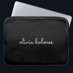 Trendig Monogram | Modern Black Script Namn Laptop Fodral<br><div class="desc">En enkel anpassningsbar i monogrammet i en handskriven manustypografi med informell avslappnad som är skriven på enfärgad svartvitt. Monogrammet kan lätt vara personlig för att göra en design så unik som du är! Det perfekt trendiget har skräddarsytt gåva eller medhjälpare till tillfälle.</div>