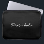 Trendig Monogram Modern Svart Skript Namn Stil Laptop Fodral<br><div class="desc">Lägg till en snygg personlig touch med denna trendiga monogramdesign i modern svart skrift. Perfekt för anpassning med valfritt namn eller initialer,  denna minimalistiska stil är idealisk för att ge som present eller för daglig användning. En chic,  stilren och professionell personalisering för alla som älskar en ren modern look.</div>