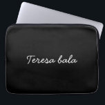 Trendig monogram modern svart skriptnamnsstil laptop fodral<br><div class="desc">Lägg till en elegant personlig touch med denna trendiga monogramdesign i modern svart skrift. Perfekt för anpassning med valfritt namn eller initialer,  denna minimalistiska stil är idealisk för gåvor eller daglig användning. En chic,  stilren och professionell personlig anpassning för alla som älskar en ren modern look.</div>