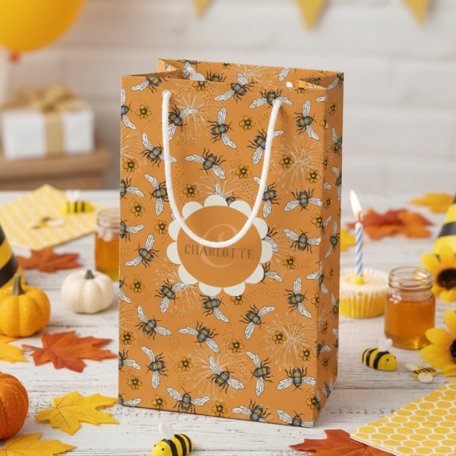 Trendig Orange Buzzing Honeybee for Vår & Summer (Autumn Floral Bee Gift Bags. Botanical Green Honeybees, Flowers Pattern, Monogram in  Orange for Her)