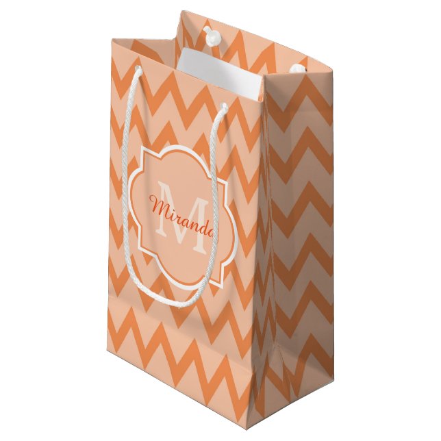 Trendig Orange Chevron Zigzag Namn och Monogram (Framsidan Vinklad)
