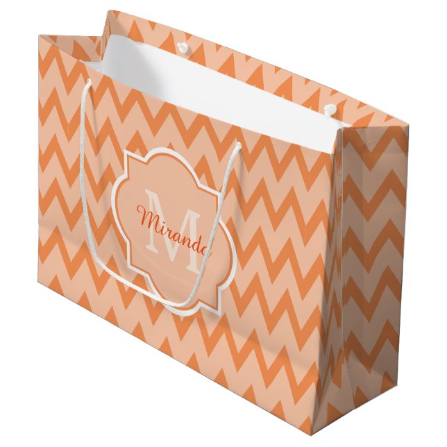 Trendig Orange Chevron Zigzag Namn och Monogram (Framsidan Vinklad)