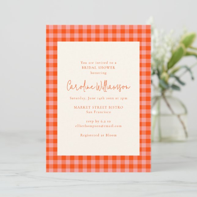 Trendig orange rosa ginghamrutig bröllopsfestinlad inbjudningar (Stående Fram)