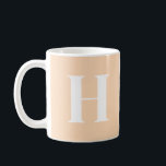Trendig Peach C108 Vit Initial Monogram Anpassad Kaffemugg<br><div class="desc">Varje mugg har en enda, djärv initial i krispigt vitt mot en bakgrund av moderna färger, vilket ger en snygg och personlig touch till din dagliga rutin. Välj från en rad moderna nyanser för att hitta den perfekta matchningen för din stil eller för att ge någon speciell en gåva. Denna...</div>
