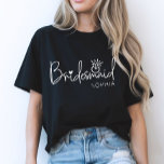 Trendig Personlig Bridesmaid T Shirt<br><div class="desc">Ge en anpassningsbar med den här Personligen.. Bridesmaid T-shirt med namn - som Bridesmaid Sophia! Perfekt för bachelorette helg, möhippor, enheter för att få redo eller bröllopsdag. Den här mjuka och snyggt-garantin tillför firande en tankfull och samordnad vision. Anpassa med varje brigadas namn för en verkligt speciell beröring! Besök vår...</div>