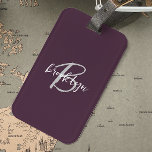 Trendig Plum Lila Grått White Script Monogram Bagagebricka<br><div class="desc">Den här elegantens bagagetagg för personlig har ett monogram och första namn i det moderna grått- och vita skript på trendiget plum lila-bakgrunden.</div>