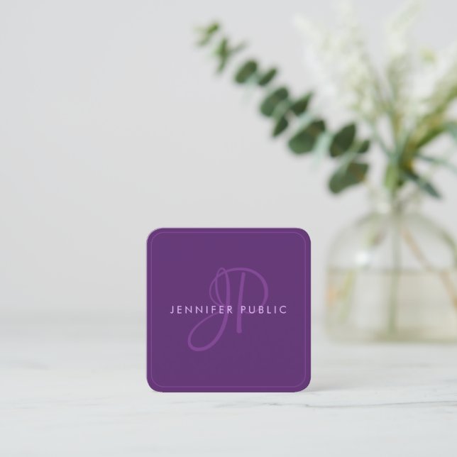 Trendig Professionell Elegant Lila Monogram Fyrkantigt Visitkort (Stående Fram)