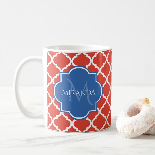 Trendig Red Quatrefoil Blue Monogram och Namn Kaffemugg (Med munk)