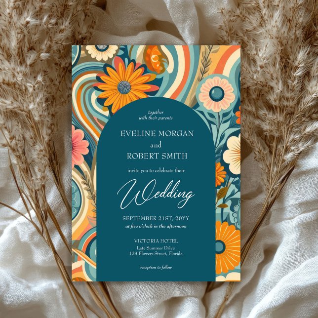 Trendig-rekreativa blommor vår bröllop inbjudningar (retro groovy flowers blue arch wedding invitation)