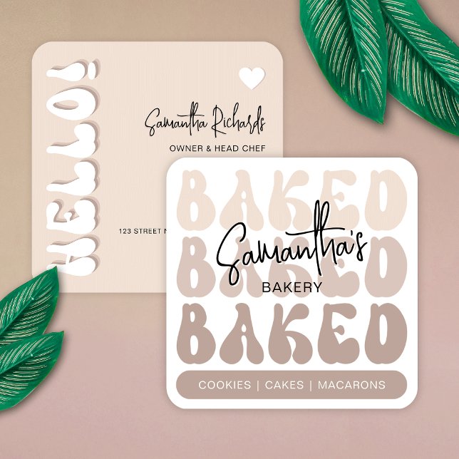 Trendig Retro Beige bakverk Chef Caterer Fyrkantigt Visitkort (Bakery business cards in cream and white with trendy retro fonts and modern layout)