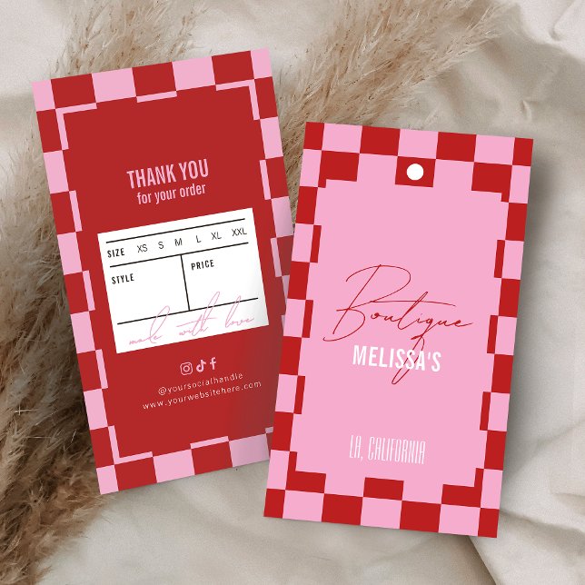 Trendig Retro Rosa Klädesbutik Pris Märke Visitkort (trendy red and pink boutique clothing hang tags with groovy checkered background design)