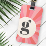 Trendig retro sunburst minimum mongram rosa kräm bagagebricka<br><div class="desc">Modern bagagetagg med trendig med monogram initialt i mörk grått på en gräddcirkel på färgaden på rosa- reflexbakgrund. På baksidan finns anpassadets mall fält för namn och kontaktinformation. Alla färg kan redigeras i designen verktyg.</div>