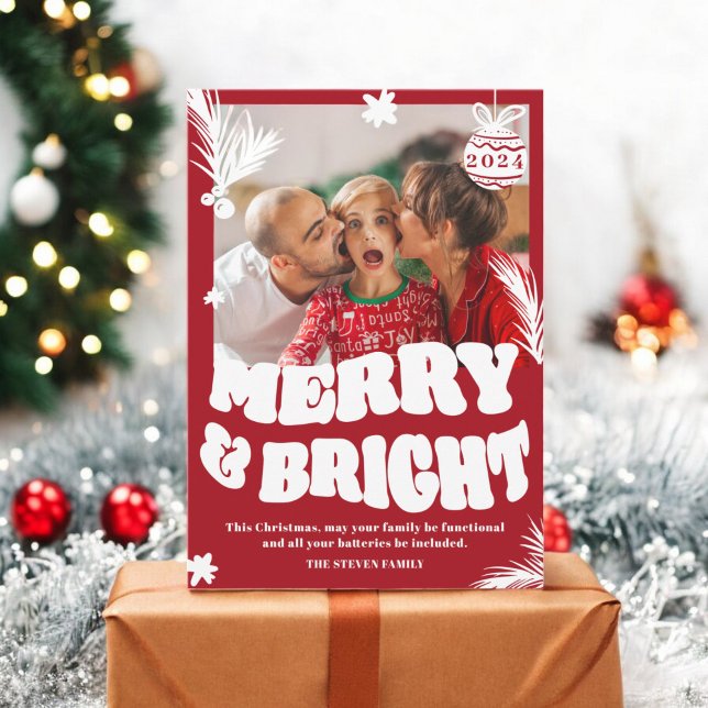 Trendig Roligt Merry & Bright Red-julfoto Julkort (Trendy Fun Merry & Bright Red Christmas photo Holiday Card)