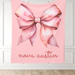 Trendig Rosa Bow Personlig med Namn Monogram Fleecefilt<br><div class="desc">Backa din lilla i en elegans med Trendiget Rosa Bow Personlig Monogram Fleece Blanket. Perfekt för alla nyfödda baby-gåvor har den här filten en charmerande coquette-buskdesign som ger en söt, snyggt beröring till alla daghem. Den är skapad från ultramjuk ull, den ger värme och komfort, skapar den som ett perfekt...</div>