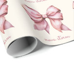 Trendig Rosa Bow Personlig med Namn Monogram Presentpapper<br><div class="desc">Gör dina gåvor oförglömliga med vårt Trendig Rosa Bow Personlig Wrapping Pappra, designade för dem som kärlek en blandning av vintage charm och modern elegans. Den pappra omslutningen har en delikat vattenfärgsbuk i ett mjukt rosa, perfekt för att lägga till ett coquette-pekteestetiskt till alla förekomster. Monogrammet i personlig namn förstärker...</div>