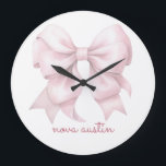 Trendig Rosa Bow Personlig med Namn Monogram Stor Klocka<br><div class="desc">Öka ditt utrymme med Trendiget Rosa Bow Personlig Med Namn Monogram Large Clock, ett fantastiskt biet som blandar tidlös elegans med modernt flage. Den här klockan har en chic-matematikbåge i en mjuk vattenfärgsdesign och innehåller en vintage gigantisk estetik som tillför en charm till vilket rum som helst. Monogrammet personlig namn...</div>