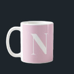 Trendig Rosa C52 & Vit Initial Monogram Anpassad Kaffemugg<br><div class="desc">Varje mugg har en enda, djärv initial i krispigt vitt mot en bakgrund av moderna färger, vilket ger en snygg och personlig touch till din dagliga rutin. Välj från en rad moderna nyanser för att hitta den perfekta matchningen för din stil eller för att ge någon speciell en gåva. Denna...</div>