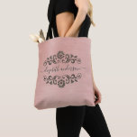 Trendig rosa monogram namnskript Väska<br><div class="desc">Ett klassiskt metalliskt rosa guld rosa monogram med grått skript dekorerar denna väska. Designad för dig av Blackberry Boulevard.</div>