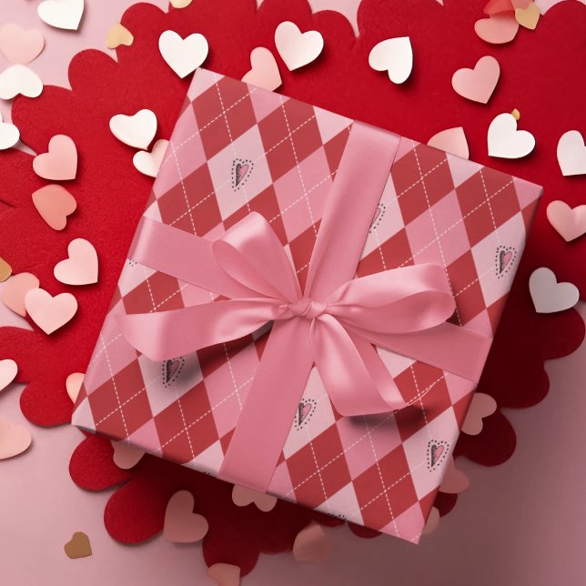 Trendig Rosa Red Large Argyle Hearts Mönster Kids Presentpapper (Trendy Valentine Design Featuring Cute Pink & Red Large Argyle Pattern with Girly Hand-Drawn Hearts)
