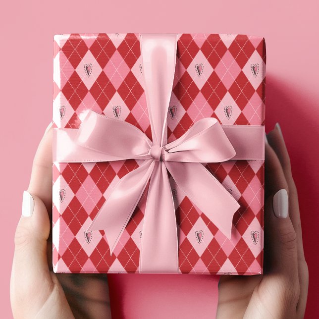 Trendig Rosa Red Small Argyle Hearts Mönster Kids Presentpapper (Modern Trendy Valentine Design Featuring Cute Pink & Red Argyle Pattern with Girly Hand-Drawn Hearts)