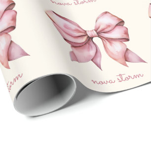 Trendig rosa rosett personlig med namnmonogram presentpapper