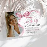 Trendig Rosa Slinga Foto Examen Spara Datumet<br><div class="desc">Förhöj din examensfirande med våra snygga och trendiga examens-kort. Med en sofistikerad akvarell rosa slinga knuten till en båge och ditt favoritfoto, smälter dessa inbjudningar elegant samman stil och elegans. Vår lättanvända personaliseringsfunktion gör det till en glädje att inbjuda dina nära och kära. Dessutom finns digital nedladdningsalternativ tillgängligt för dem...</div>