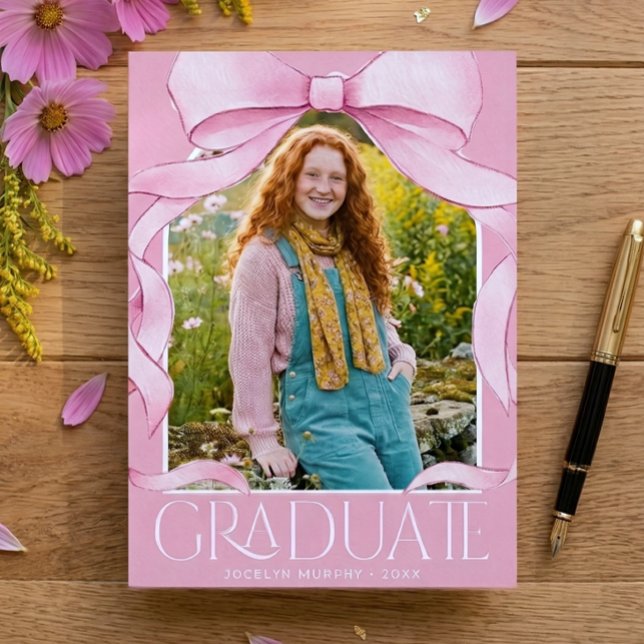 Trendig Rosa Slöja Examen Foto Tillkännagivande (Trendy Pink Bow Graduation Photo Announcement)