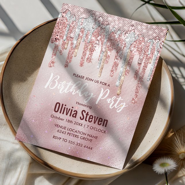 Trendig roséglans guld glitterdroppar monogram inbjudningar (Skapare uppladdad)