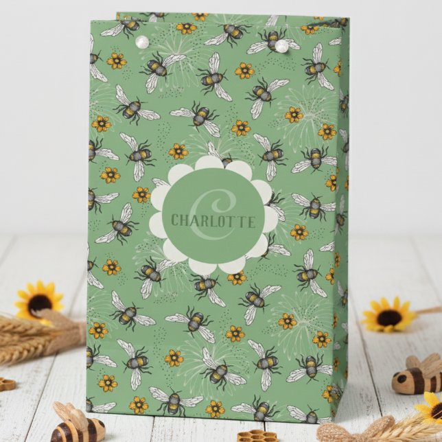 Trendig Salvia Grön Surrande Honungsbi för Sommare (Autumn Floral Bee Gift Bags. Botanical Green Honeybees, Flowers Pattern & Monogram in Green for Her)