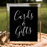 Trendig Script Black Bröllopskort och Gifts Sign Poster<br><div class="desc">Det här enkla tecknet och tecknet från elegant bröllop innehåller frasen "kort och gåvor" i vitt skript på en slående svart bakgrund som ger en sofistikerad beröring till din händelse. Anpassa tecknet med valfri anpassningsbar, till exempel namn, bröllop-datum eller ett hjärtligt tack-budskap, så att det blir verkligt unikt. Perfekt för...</div>