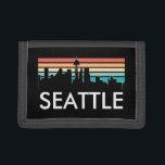 Trendig Seattle Washington Retro Sunset Skyline<br><div class="desc">Den färgstarka klassiska vintagen Seattle Washington-plånboken som visar den amerikanska stadens ikoniska cityscape med dess unika arkitektur och skyscraper. Den här produkten kan anpassas och är en underbar resekälla.</div>