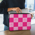 Trendig Shock rosa Checkated & Lycklig Smile Ansik Laptop Fodral<br><div class="desc">Skydda din bärbara dator med det här trendiget shock rosa schackrat och lycklig leende ansikte sleeve! Perfektens gåva till alla som kan använda lite mer glädje,  fridfull och lycklig i sitt liv. Lägg till status på arbetsytan för kontoret.</div>