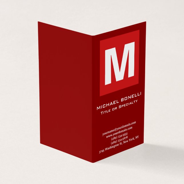 Trendig snyggt mörk röd vit monogram klassisk mono visitkort (Utsida)