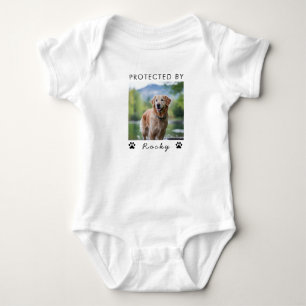 Trendig som skyddas av Hund foto och text T Shirt