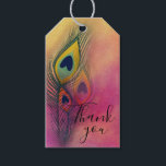 Trendig Stilfull Påfågelsfjädrar Tack Presentetikett<br><div class="desc">Elegant dekorativ konstnärlig tack-gavetygsdesign med tre påfågelsfjädrar på en pastellbakgrund. Du kan anpassa produktens design genom att ändra texten i det tillhandahållna fältet. Du kan ändra teckensnittsstil,  storlek och färg genom att använda knappen Anpassa.</div>