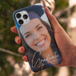 Trendig Student fotovitskript Studenten<br><div class="desc">Det här trendiget grattiss student iphone case har ett sofistikerat,  handskrivet,  vitt skript över ett foto av chicen fullt studenten. Anpassa den här gradnyckelversionen av telefonens fallgåva med ditt namn och ditt utbildningsår.</div>