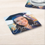 Trendig Studenten fotovitskript Party Underlägg Papper Kvadrat<br><div class="desc">Den här studentfesten av trendig-pappra underlägg sofistikerade handskrivna vita skript över en fullt av student. Anpassa den här graderingen med ditt high school-,  College- eller universiteten-foto bakom dina äldre detaljer.</div>