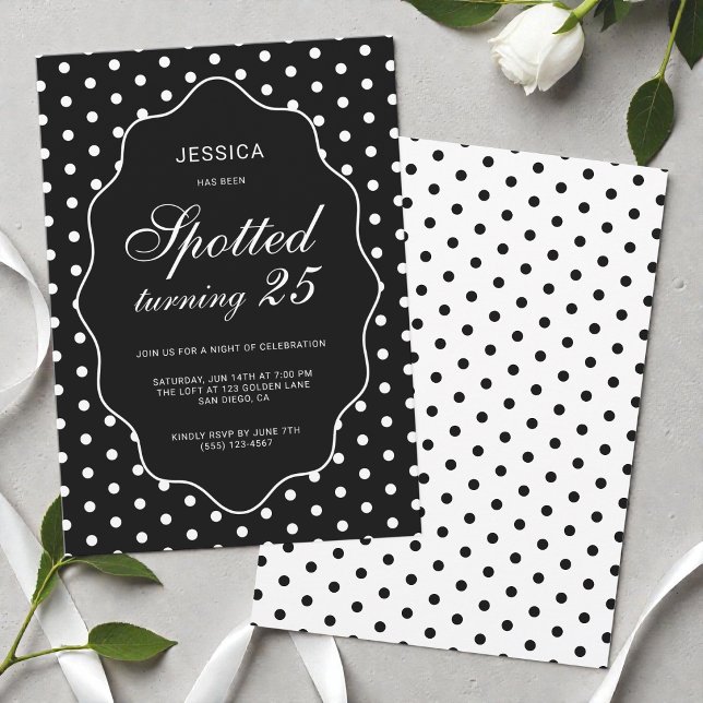Trendig svart prickig 25-årsfest inbjudningar (Chic Black Polka Dot Spotted 25th Birthday Party Invitation)