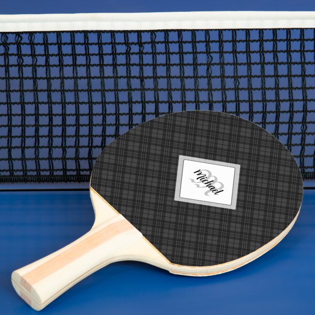 Trendig Svartvit tartan Personalize Monogram Pingisracket (Insitu)
