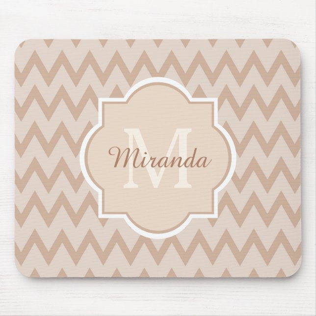 Trendig Tan Brown Chevron Zigzag Namn och Monogram Musmatta (Framsidan)