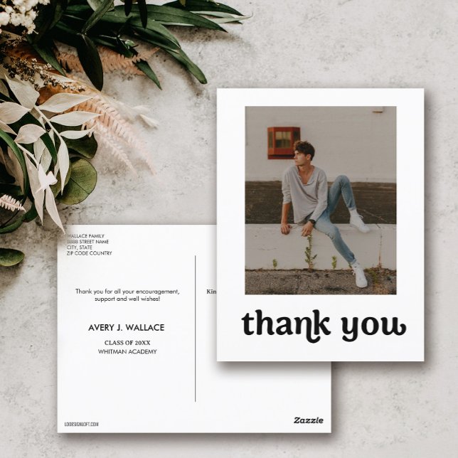 Trendig Typografi med Studenten-foto Tack Vykort (Modern Male Graduate Photo trendy typography Announcement postcard.)