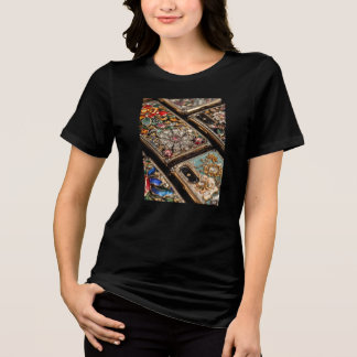 Trendiga mobiltelefoner på en vit kortärmad damtrö t shirt