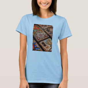 Trendiga mobiltelefoner på en vit kortärmad damtrö t shirt