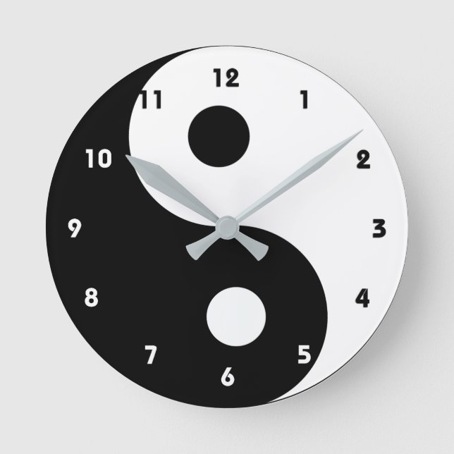 Trendiget Black and White Yin Yang Rund Klocka (Framsida)