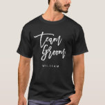 Trendiget chic Push White Script Team Groom T Shirt<br><div class="desc">T-shirt med ord "Team Groom" i chic-trendiget borstar vitt skript som är perfekt för marskalkar och bästa män. För andra matchande artiklar, se https://www.zazzle.com/collections/119250194970828530?rf=238364477188679314 Anpassa den genom att ersätta platshållartexten. Om du vill ha fler alternativ som att ändra teckensnittet och det är storlekt klickar du på knappen "Anpassa" i färg...</div>