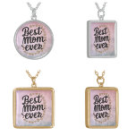 Trendiget Golden Hearts skript Best Mamma någonsin Silverpläterat Halsband<br><div class="desc">Lägg hennes halsband med elegans och sentimentalitet med våra moderna halsband,  med ord bästa mamma någonsin i trendigets skrivstil och med gyllene hjärtan. En tidslängd och snyggt för Mors dag.</div>