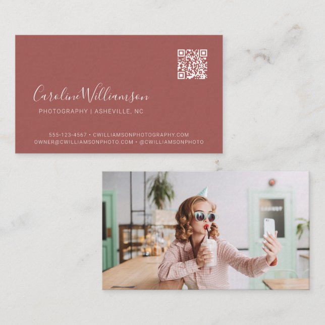Trendiget Modern Terracotta Script Photo QR Code Visitkort (Fram/baksida)