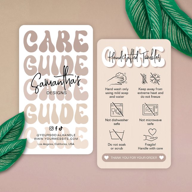 Trendiget Retro Beige handbok för tvättinstruktion Visitkort (Modern beige tumbler care instructions cards in retro style with care icons and your brand info)